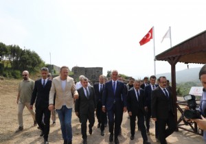 Kltr ve Turizm Bakan Ersoy, BARܒnn Tios Antik Kentindeki almalarn inceledi